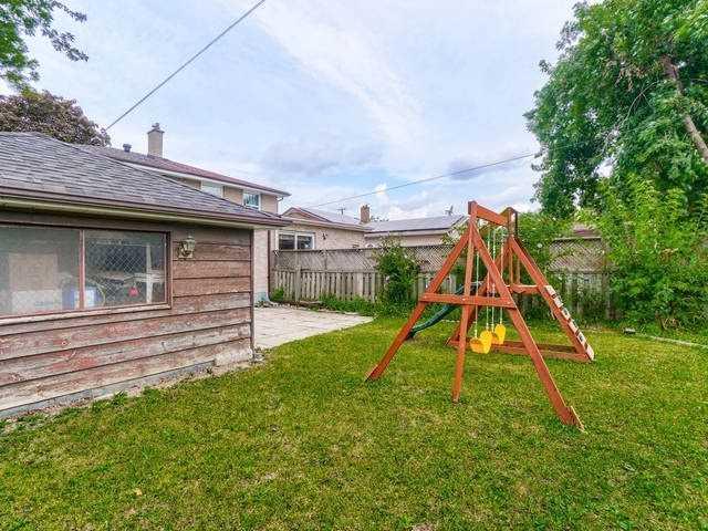 25 Brookmere Rd, House semidetached with 4 bedrooms, 2 bathrooms and 5 parking in Toronto ON | Image 11