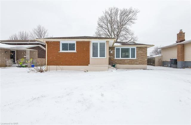 208 Bradley Avenue, House detached with 3 bedrooms, 1 bathrooms and 2 parking in Welland ON | Image 2