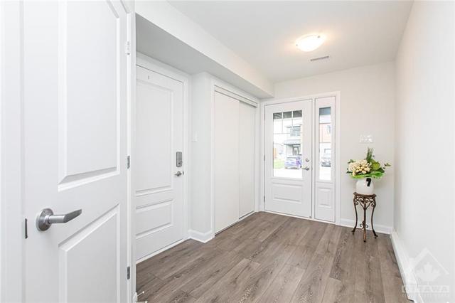 314 Shepperton Street, Townhouse with 2 bedrooms, 2 bathrooms and 3 parking in Ottawa ON | Image 3