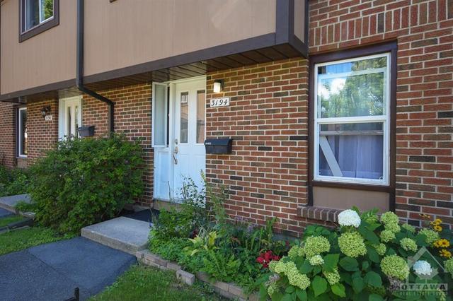 3194 Stockton Drive, Townhouse with 3 bedrooms, 2 bathrooms and 1 parking in Ottawa ON | Image 1