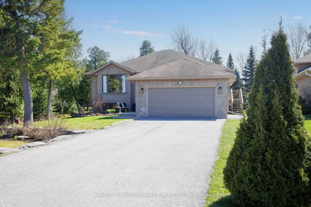 11 Navigators Tr, House detached with 2 bedrooms, 3 bathrooms and 8 parking in Kawartha Lakes ON | Image 1