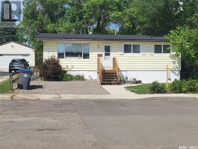 809 First Street, House detached with 4 bedrooms, 2 bathrooms and null parking in Estevan SK | Image 1