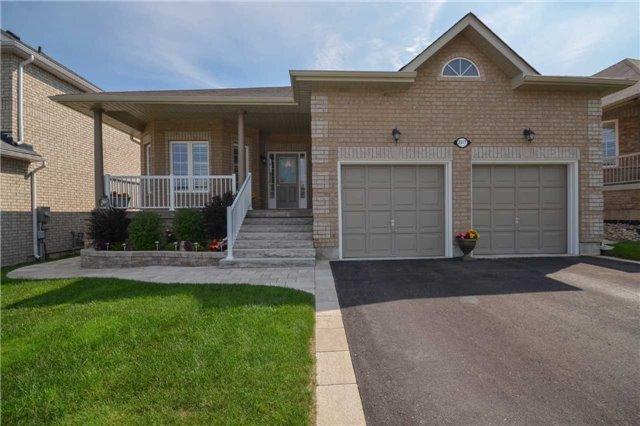 2217 Nevils St, House detached with 2 bedrooms, 2 bathrooms and 4 parking in Innisfil ON | Image 1