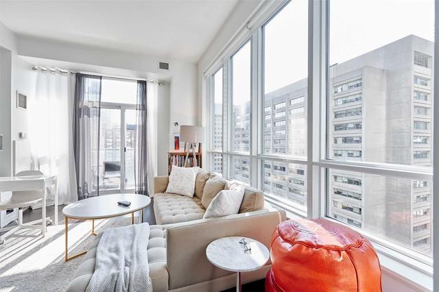 1605 - 21 Balmuto St, Condo with 1 bedrooms, 1 bathrooms and 0 parking in Toronto ON | Image 3