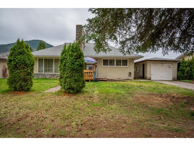 745 11th Avenue, House detached with 3 bedrooms, 2 bathrooms and 3 parking in Montrose BC | Image 2