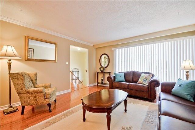Upper - 291 Apache Tr, House semidetached with 3 bedrooms, 2 bathrooms and 2 parking in Toronto ON | Image 3