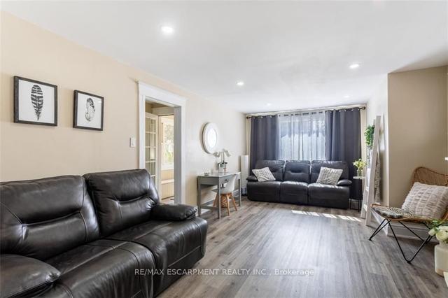 4905 Armoury St, House detached with 4 bedrooms, 3 bathrooms and 3 parking in Niagara Falls ON | Image 2