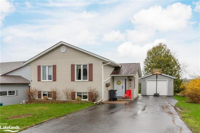 9 Keall Crescent, House detached with 4 bedrooms, 2 bathrooms and 5 parking in Bracebridge ON | Image 2