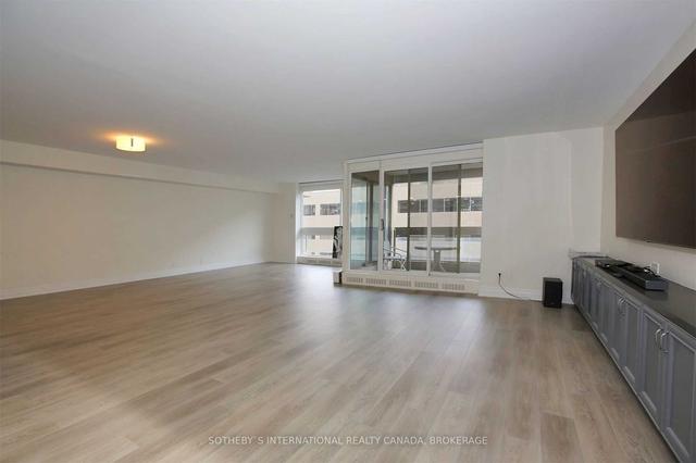 1005 - 61 St Clair Ave W, Condo with 2 bedrooms, 2 bathrooms and 2 parking in Toronto ON | Image 2