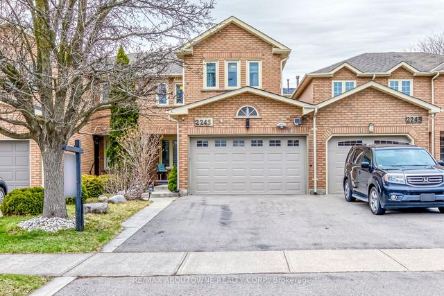 2245 Shipwright Rd, House attached with 4 bedrooms, 4 bathrooms and 3 parking in Oakville ON | Image 1