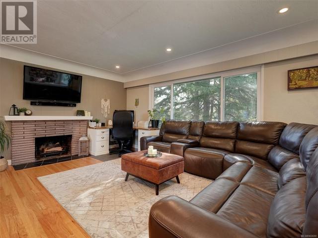 3240 Eldon Pl, House detached with 5 bedrooms, 2 bathrooms and 2 parking in Saanich BC | Image 8