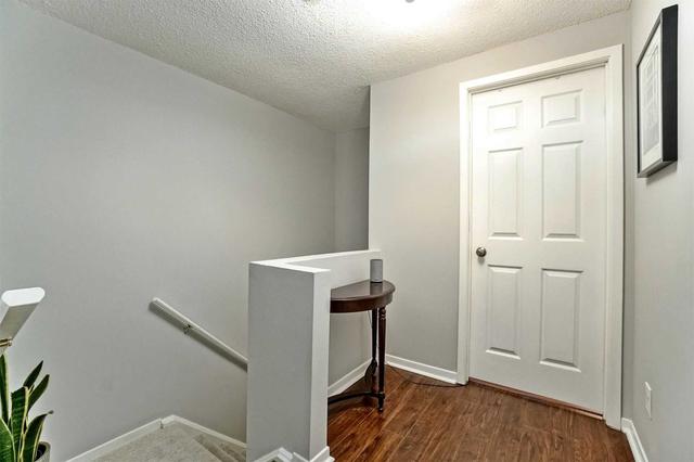 680 Regency Crt, Townhouse with 3 bedrooms, 2 bathrooms and 2 parking in Burlington ON | Image 13