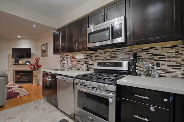 8 Langdale Cres, House attached with 3 bedrooms, 4 bathrooms and 4 parking in Brampton ON | Image 2