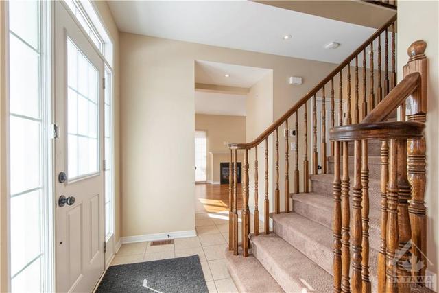 613 Pamplona Private, Townhouse with 3 bedrooms, 3 bathrooms and 4 parking in Ottawa ON | Image 6