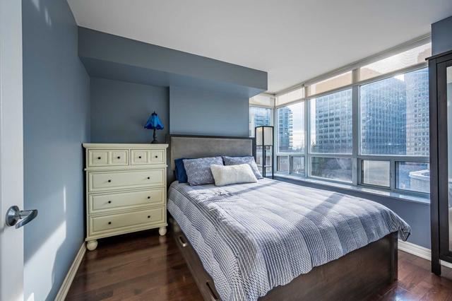 807 - 60 St Clair Ave W, Condo with 2 bedrooms, 1 bathrooms and 0 parking in Toronto ON | Image 5