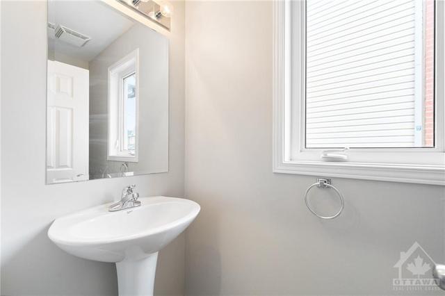 325 Bryarton Street, Townhouse with 3 bedrooms, 3 bathrooms and 2 parking in Ottawa ON | Image 4