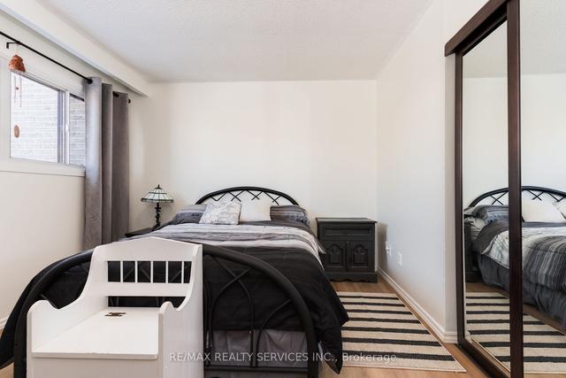 14 Collins Cres, Townhouse with 3 bedrooms, 2 bathrooms and 2 parking in Brampton ON | Image 7