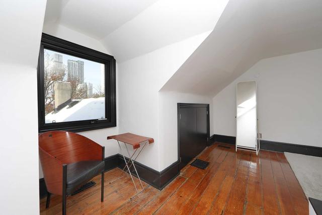 220 Ontario St, House attached with 3 bedrooms, 2 bathrooms and 1 parking in Toronto ON | Image 11