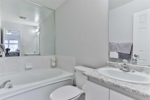 121 - 18 Clark Ave W, Townhouse with 2 bedrooms, 3 bathrooms and 2 parking in Vaughan ON | Image 6