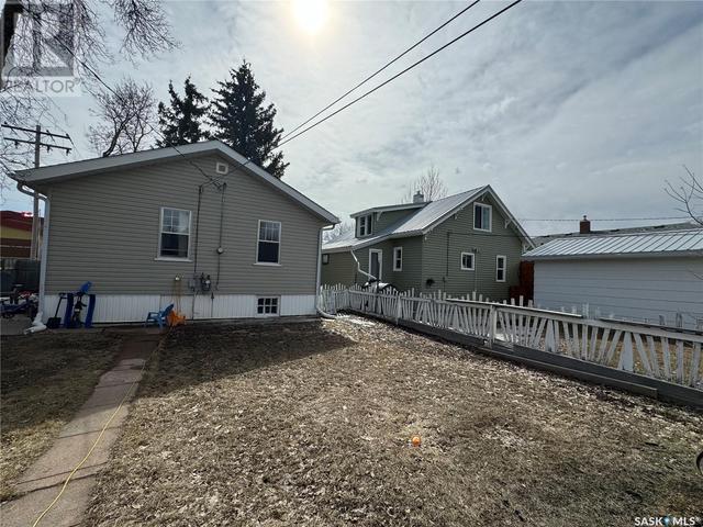 219 7th Avenue E, House detached with 3 bedrooms, 2 bathrooms and null parking in Assiniboia SK | Image 25