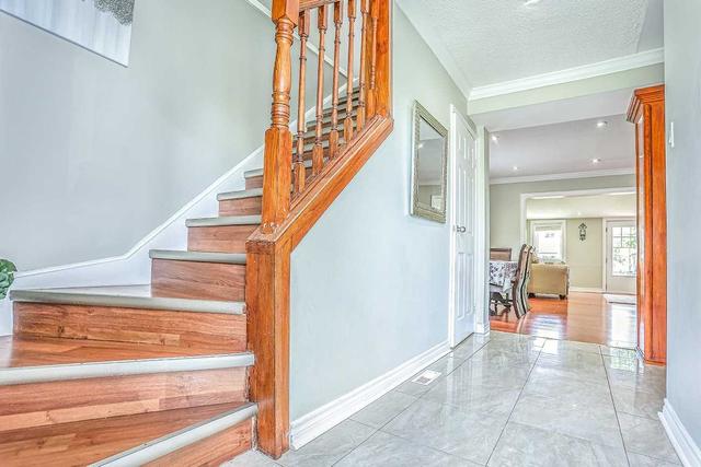 87 Crow Tr, House detached with 3 bedrooms, 3 bathrooms and 3 parking in Toronto ON | Image 14
