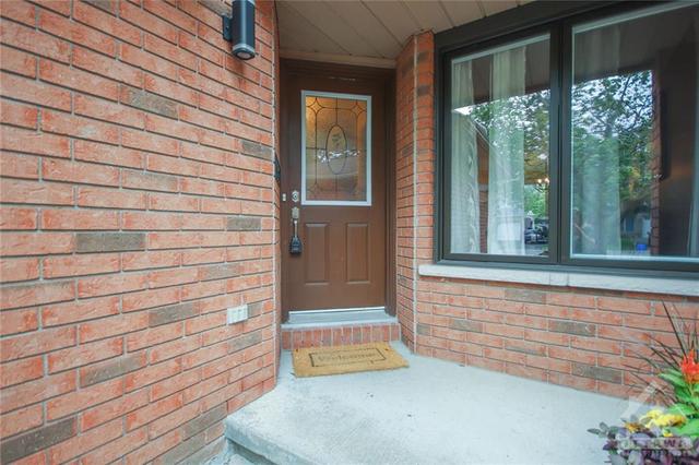 41 Grenadier Way, Townhouse with 3 bedrooms, 3 bathrooms and 4 parking in Ottawa ON | Image 2