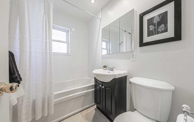 upper - 252 Euclid Ave, House semidetached with 2 bedrooms, 1 bathrooms and 1 parking in Toronto ON | Image 3