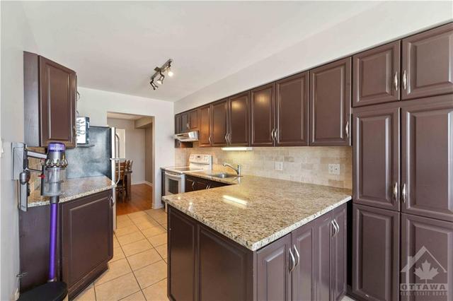 121 Kimberwick Crescent, Townhouse with 3 bedrooms, 3 bathrooms and 3 parking in Ottawa ON | Image 8