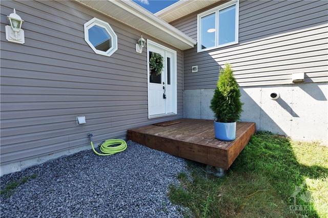 3640 Roger Stevens Drive, House detached with 3 bedrooms, 2 bathrooms and 8 parking in Ottawa ON | Image 2