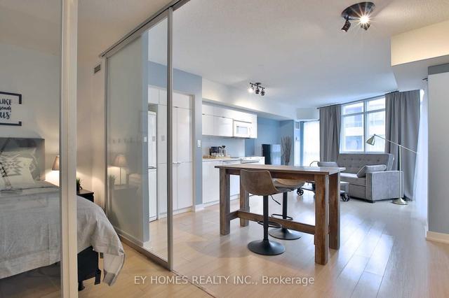 932 - 21 Iceboat Terr, Condo with 1 bedrooms, 1 bathrooms and 0 parking in Toronto ON | Image 2