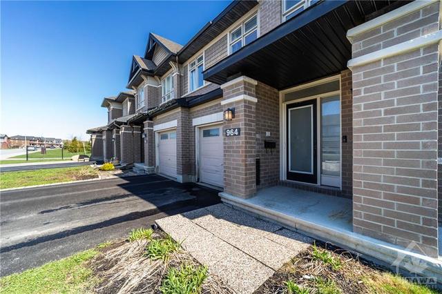964 Cobble Hill Drive, Townhouse with 3 bedrooms, 3 bathrooms and 3 parking in Ottawa ON | Image 2