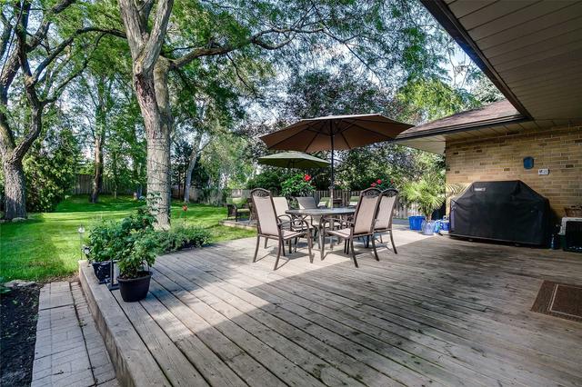 18 Woodway Tr, House detached with 3 bedrooms, 2 bathrooms and 4 parking in Toronto ON | Image 3