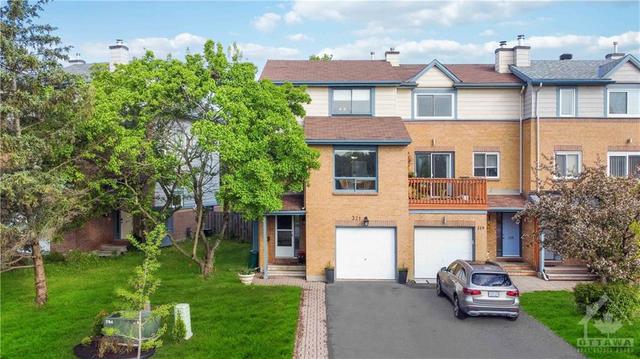 321 Knudson Drive, Townhouse with 3 bedrooms, 3 bathrooms and 3 parking in Ottawa ON | Image 1