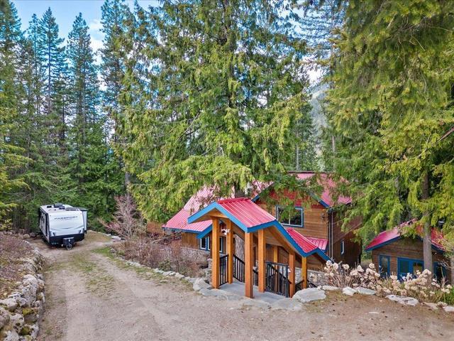 3195 Heddle Road, House detached with 3 bedrooms, 2 bathrooms and null parking in Central Kootenay F BC | Image 2