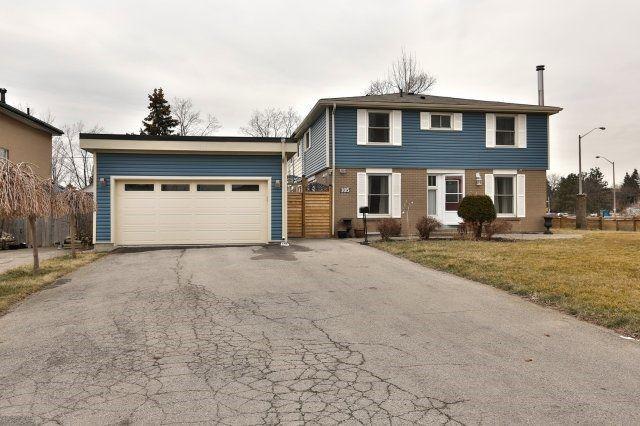 105 Cloverdale Dr, House semidetached with 3 bedrooms, 3 bathrooms and 6 parking in Brampton ON | Image 2