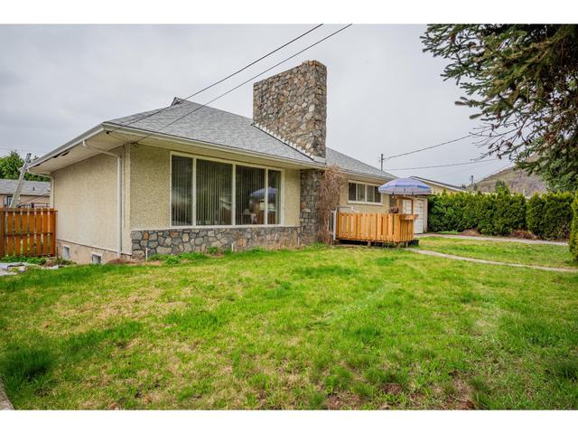 745 11th Avenue, House detached with 3 bedrooms, 2 bathrooms and 3 parking in Montrose BC | Image 1