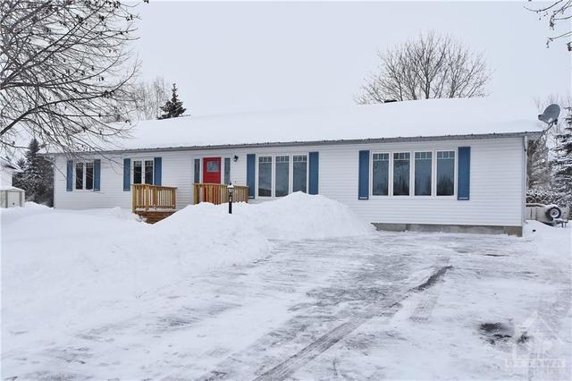 2921 Danbury Way, House detached with 3 bedrooms, 2 bathrooms and 7 parking in Ottawa ON | Image 2