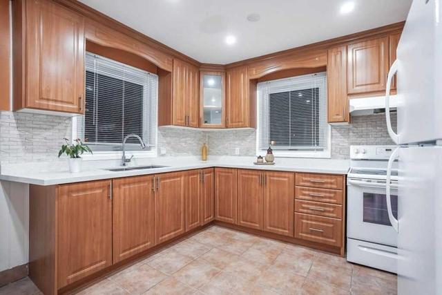 8 Binsell Ave, House detached with 4 bedrooms, 3 bathrooms and 7 parking in Brampton ON | Image 3