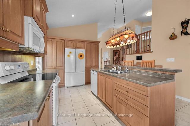 28 Varley Cres, House detached with 4 bedrooms, 3 bathrooms and 4 parking in Brantford ON | Image 7