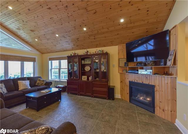 111 Campbell Beach Road, House detached with 5 bedrooms, 2 bathrooms and 6 parking in Kawartha Lakes ON | Image 18