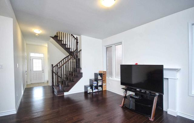 20 Novan Cres, House detached with 4 bedrooms, 3 bathrooms and 2 parking in Aurora ON | Image 2