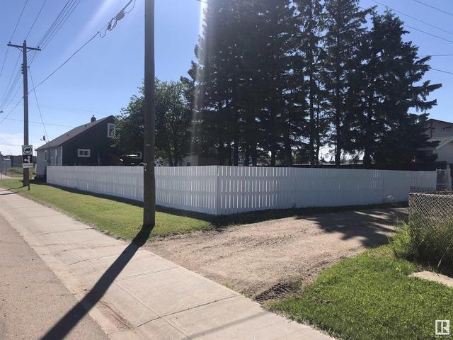 4902 53 Av, House attached with 3 bedrooms, 2 bathrooms and null parking in Vegreville AB | Image 5