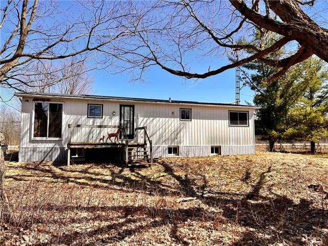 1782 Highway 15 Highway, House detached with 2 bedrooms, 1 bathrooms and 5 parking in Rideau Lakes ON | Image 4