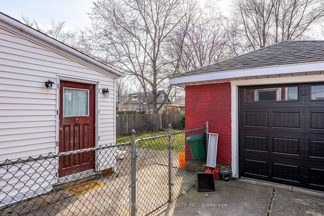 420 Welland Ave, House detached with 2 bedrooms, 1 bathrooms and 4 parking in St. Catharines ON | Image 11