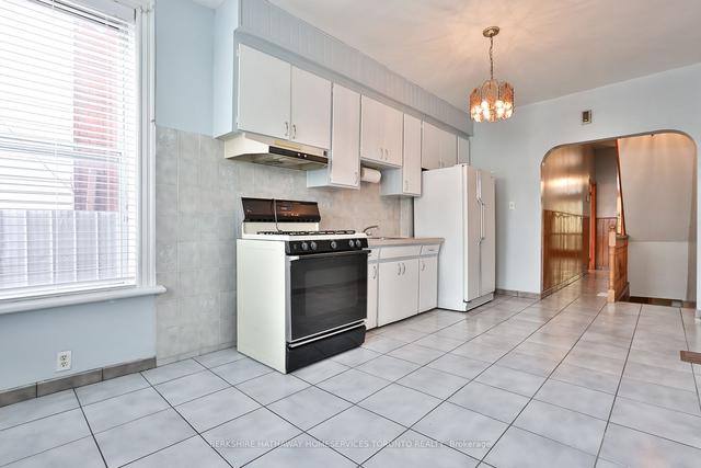 157 St Clarens Ave, House detached with 3 bedrooms, 2 bathrooms and 1 parking in Toronto ON | Image 4