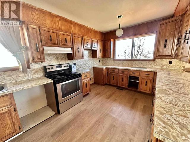 37 Ontario St N, House detached with 5 bedrooms, 2 bathrooms and null parking in Thunder Bay ON | Image 7