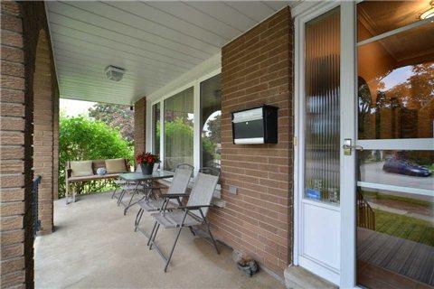 23 Starcross Crt, House detached with 3 bedrooms, 3 bathrooms and 4 parking in Toronto ON | Image 2