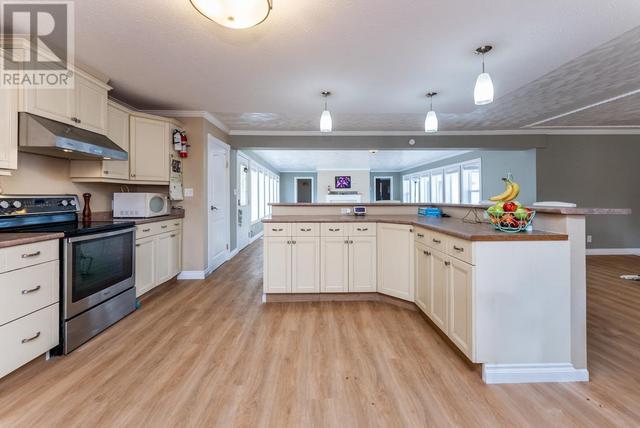 8625 Lynn Drive, House detached with 4 bedrooms, 3 bathrooms and null parking in Fraser Fort George C BC | Image 9