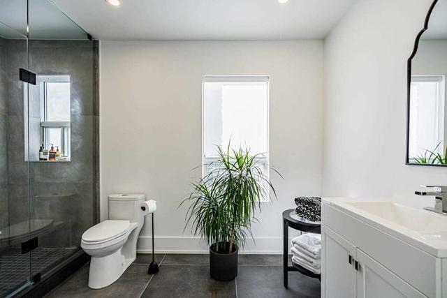 18 Royal St, House semidetached with 1 bedrooms, 3 bathrooms and 1 parking in Toronto ON | Image 11