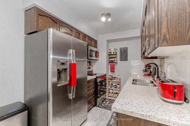 36 Carleton Pl, Townhouse with 3 bedrooms, 2 bathrooms and 2 parking in Brampton ON | Image 2